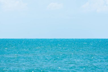 Mavi gökyüzü ve bulutlarla güzel bir deniz manzarası. Seçici odak duvar kağıdı.