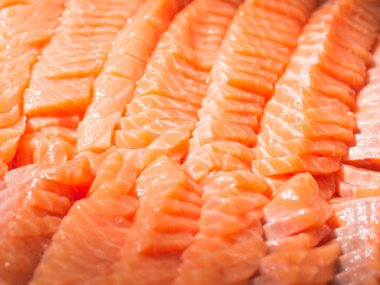 Uluslararası açık büfe restoranında taze somon sashimi. Soyut kalıp arkaplanı.