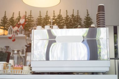 Kahve makinası, Noel temalı kahve dükkanında tezgahın üzerinde..