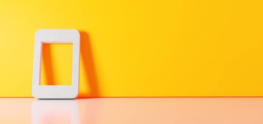 Teknolojinin beyaz simgesinin üç boyutlu görüntülenmesi sağ tarafında boş alan ve zemin yansıması olan renk duvarına dayanır