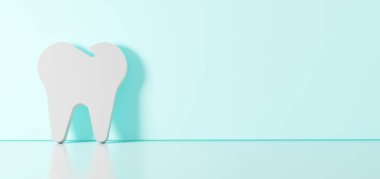 Dişin beyaz simgesinin üç boyutlu yansıması sağ tarafta boş alan ve zemin yansıması olan renk duvarına yaslanıyor