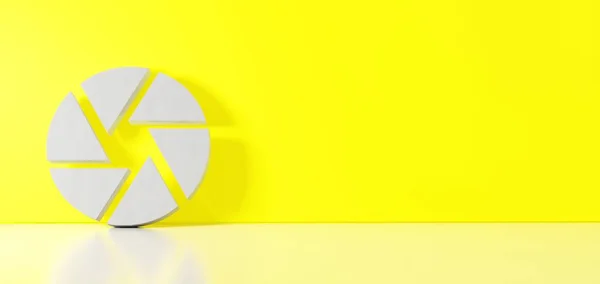 3D-s renderelés fehér szimbólum kamera nyílás ikon támaszkodik a színes fal padló visszaverődés üres hely a jobb oldalon — Stock Fotó