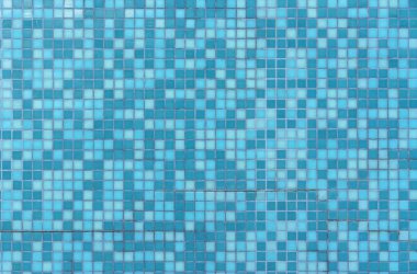 Havuzun, banyonun ve mutfağın duvarları için desenli mozaik.