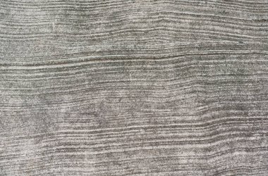 Yol dokusu yüzeyinde hasar izleri olan eski beton yol..