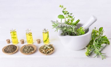 Havanda çeşitli bitkiler ve çiçeklerle temel yağların seçimi.