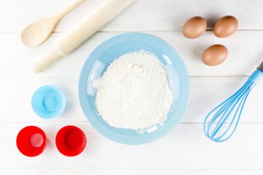 Mutfak Utensillerinin beyaz, doğal ve ahşap arka planda olduğu en iyi görüntü.. 