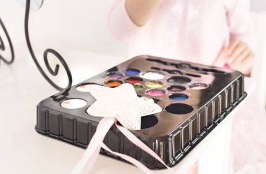 Dekoratif kozmetik seti. Makyaj okulu. Küçük kızlar için makyaj ustası sınıfı.