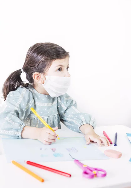 Menina Estudando Desenhando Casa Escola Com Uma Máscara Menina Olhando — Fotografia de Stock