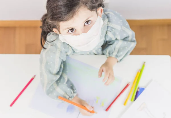 Menina Estudando Desenhando Casa Escola Com Uma Máscara Vista Superior — Fotografia de Stock