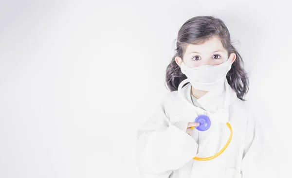 Retrato Menina Bonita Vestida Com Traje Médico Enquanto Fundo Isolado — Fotografia de Stock