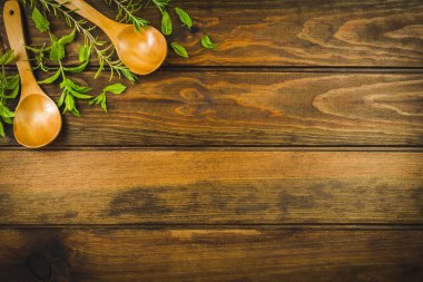 Ahşap bir masada çeşitli renkli otlar. Eski ahşap yerine taze bitkiler. Metin için alanı olan koyu renkli arkaplan.