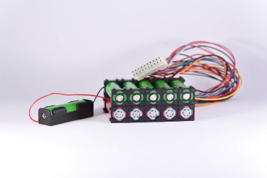 Beyaz arkaplanda 18650 serisi pil tutucu