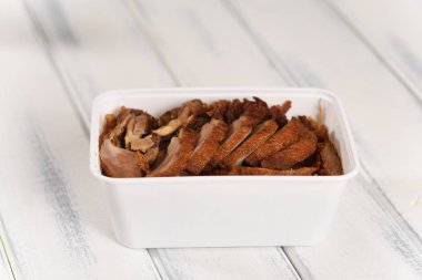 Kızarmış Çin ördeği, plastik kutuda fast food.