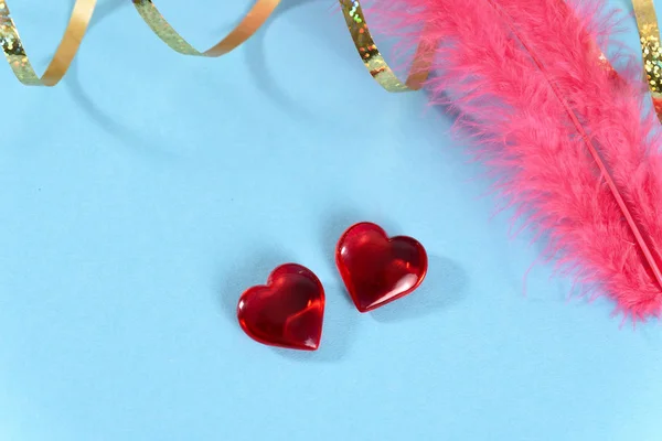 Dvě Červená Skleněná Srdce Tyrkysovém Pozadí Koncept Lásky Valentýna — Stock fotografie