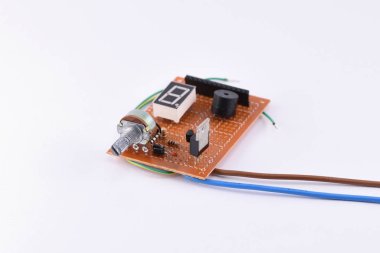 Beyaz zemin üzerinde Potenyometre olan elektronik tahta