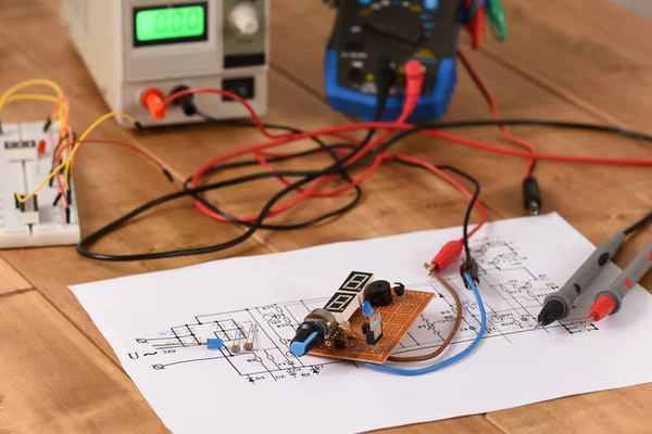 Elektronische Platine Mit Potentiometer Und Vielen Anderen Elektronischen Bauteilen — Stockfoto