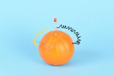 Turuncu ve turunçgillerden gelen elektrik enerjisi