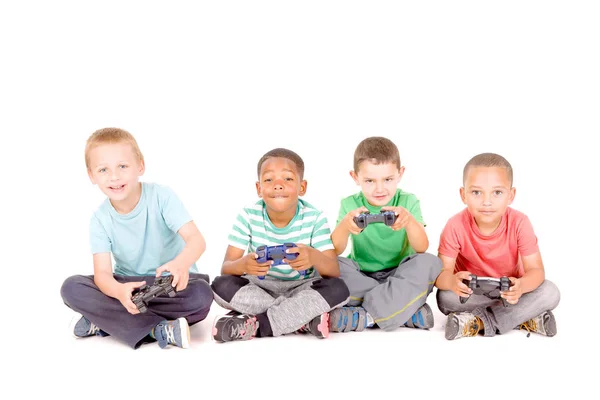 Маленькие мальчики играют в видеоигры — стоковое фото