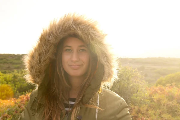 Chica en abrigo en la naturaleza —  Fotos de Stock