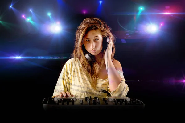 Glada unga dj flicka — Stockfoto