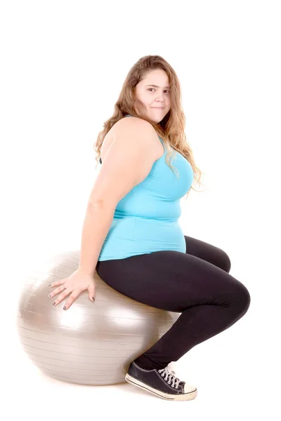 Obézní dívka v fitness míče — Stock fotografie