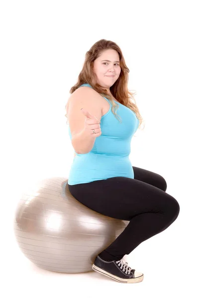 Chica con sobrepeso en la pelota de fitness — Foto de Stock