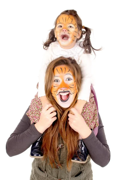 Счастливые сестры, раскрашенные как тигры — стоковое фото