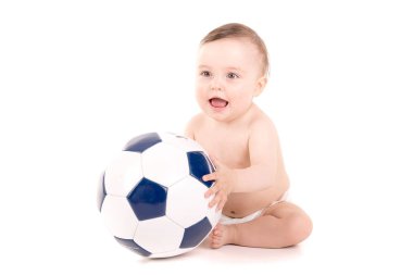 bir futbol topuyla oynayan küçük bebek