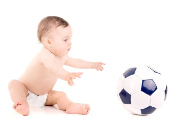 bir futbol topuyla oynayan küçük bebek