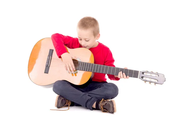 Mały chłopiec z gitarą — Zdjęcie stockowe