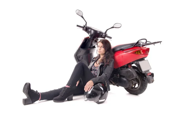 Jeune femme avec moto — Photo