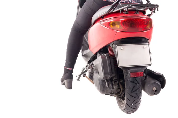 Jonge vrouw met motorfiets — Stockfoto