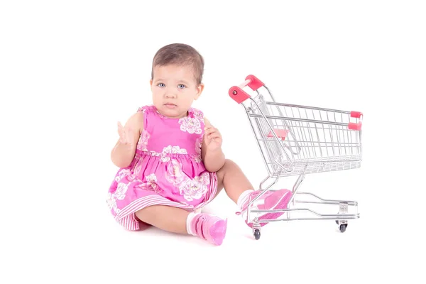 Bambina con piccolo carrello della spesa — Foto Stock