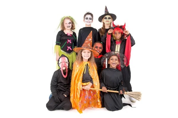 Дети позируют в костюмах на Хэллоуин — стоковое фото
