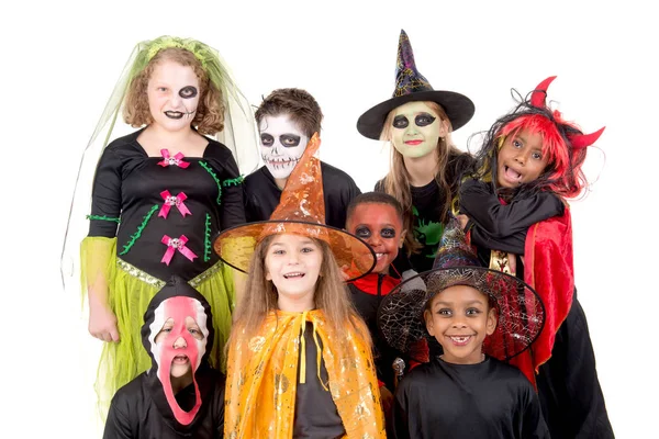 Crianças posando em trajes para o dia das bruxas — Fotografia de Stock