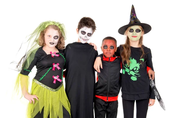 Barnen poserar i kostymer till halloween — Stockfoto