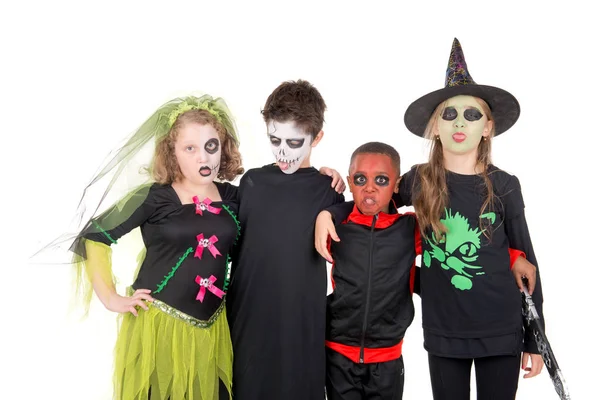 Kinderen poseren in kostuums voor halloween — Stockfoto