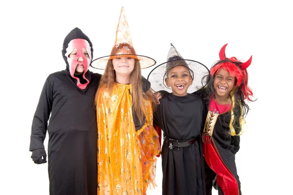 Kinderen poseren in kostuums voor halloween — Stockfoto