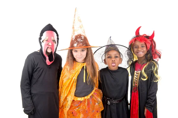 Barnen poserar i kostymer till halloween — Stockfoto