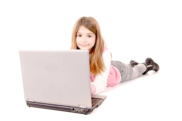 Liten flicka med dator — Stockfoto