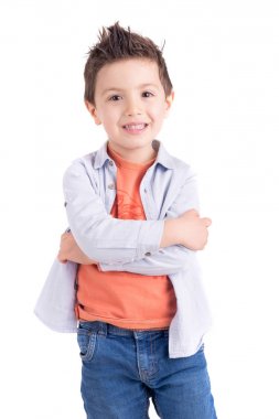 Küçük çocuk eğleniyor. 