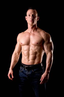 atletik erkek gösteren kaslar