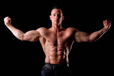 atletik erkek gösteren kaslar