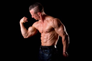 Atlet gösteren kaslar