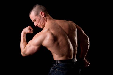 Atlet gösteren kaslar