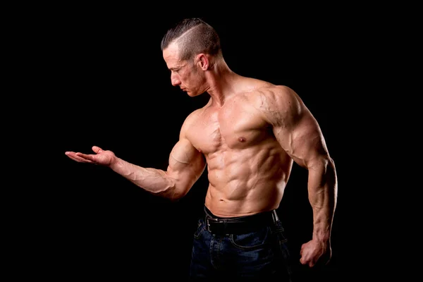 Спортсмен показывает мышцы — стоковое фото