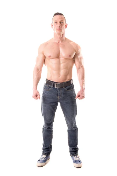 Atletický muž na sobě džíny — Stock fotografie