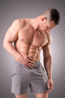 Fitness Eğitmeni gösteren kaslar