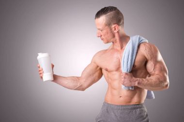 Fitness Eğitmeni havlu ile