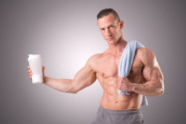 Fitness Eğitmeni havlu ile